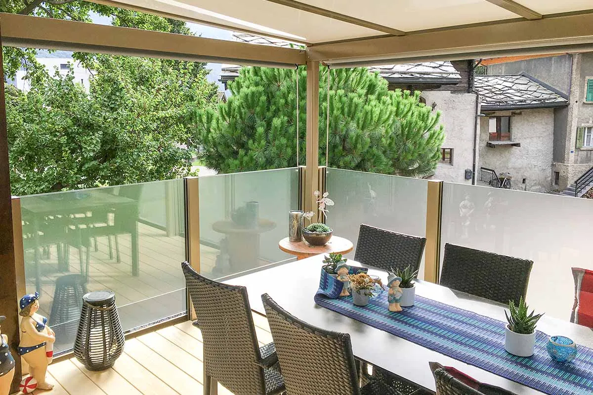 Garden dining: A wind screen around the table